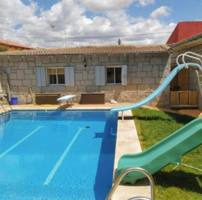 Acogedora casita loft de piedra con piscina compartida